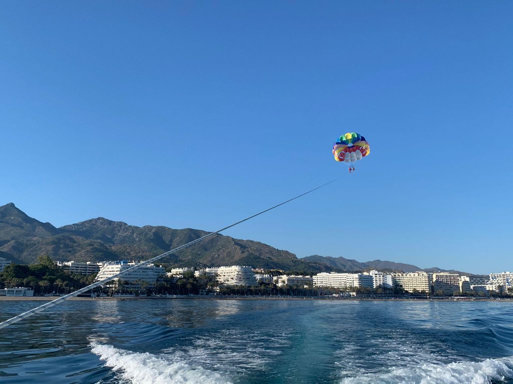 Marbella aus der Vogelperspektive: Parasailing