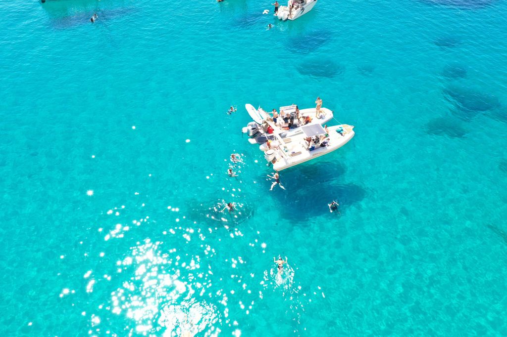 Cagliari: Bootstour, 4 Stopps, Schwimmen, Schnorcheln und 1 Spritz