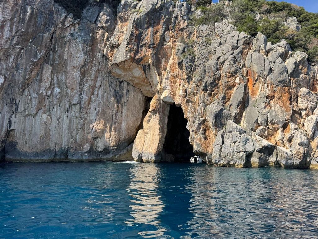 Himara: Versteckte Strände und Höhlen – Bootstour in Kleingruppe