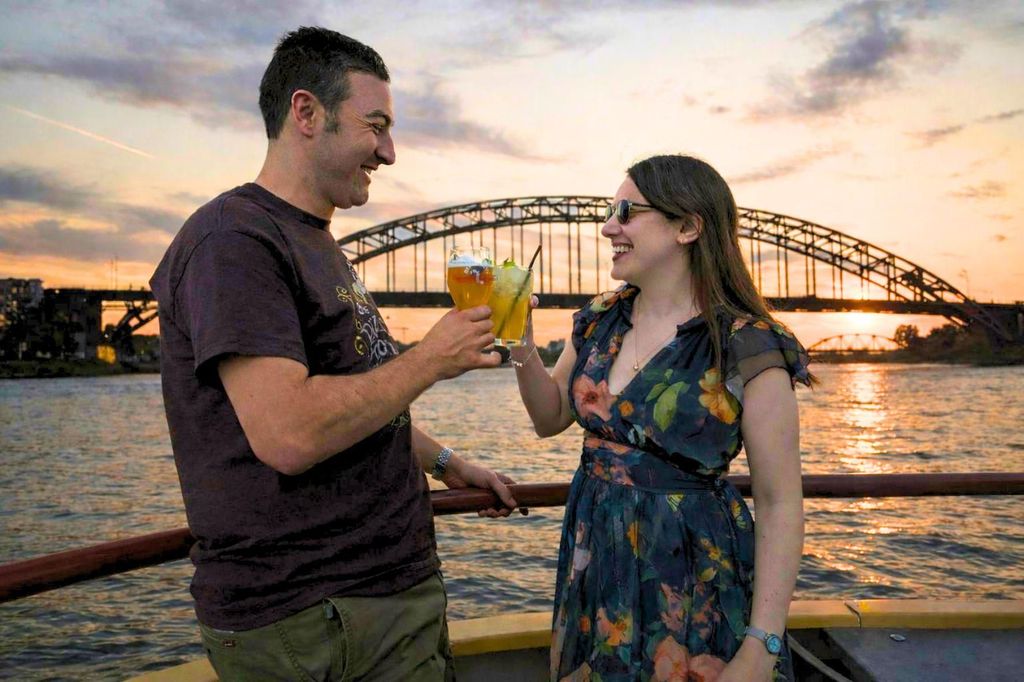 Nimwegen: Abendliche Cocktail-Bootsfahrt