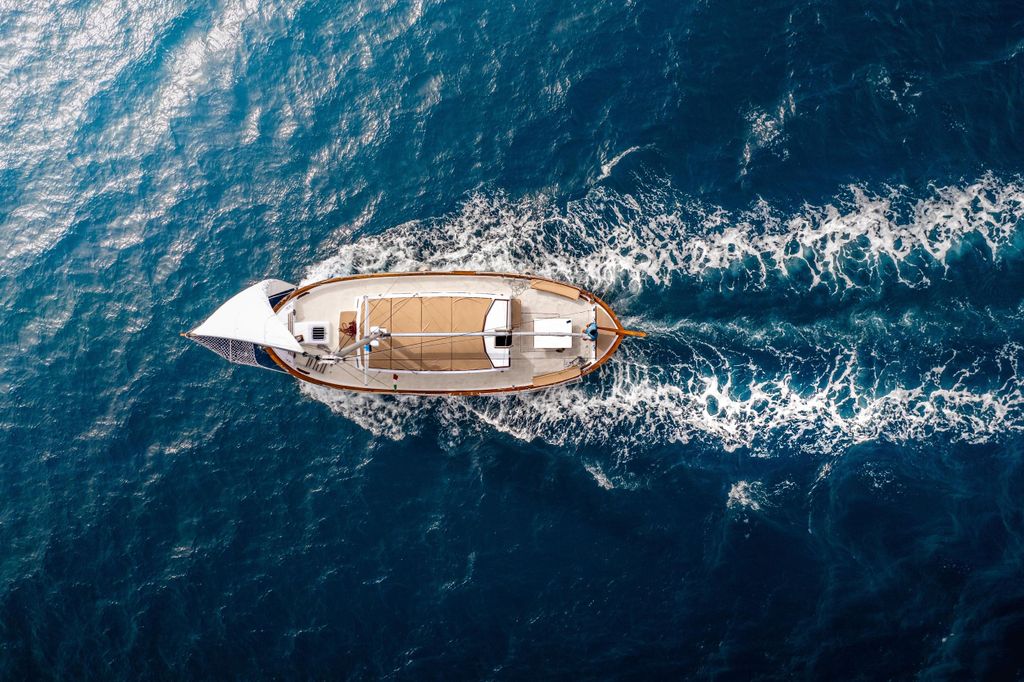 La Maddalena: Inselrundfahrt und Mittagessen an Bord des Segelschiffs Dolce Vita.