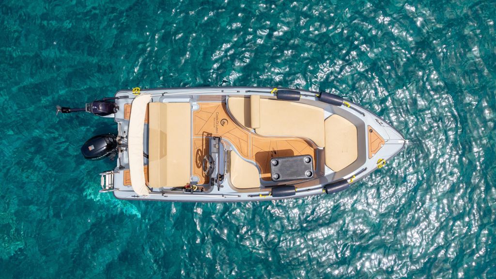 Santorin: Führerscheinfreie Motorbootvermietung 5–10 Stunden