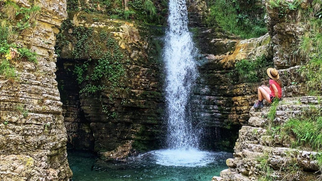 Von Durrës: Tagestour zum Peshtura-Wasserfall & Dorfleben