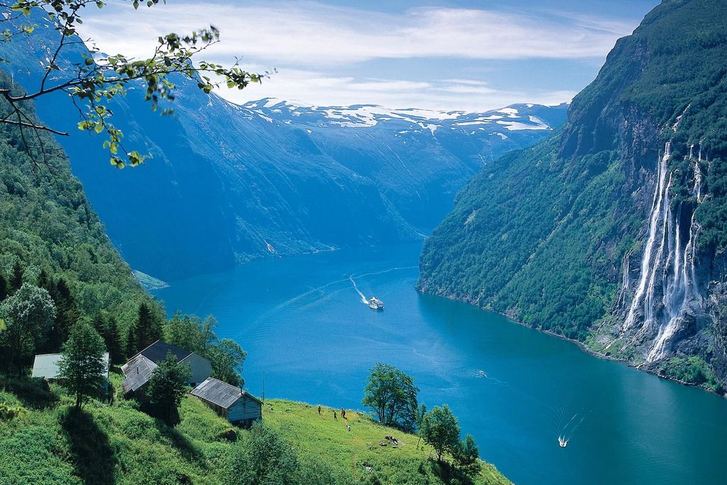 Ålesund nach Geiranger: Fjord-Bootstour mit Rückfahrt per Bus