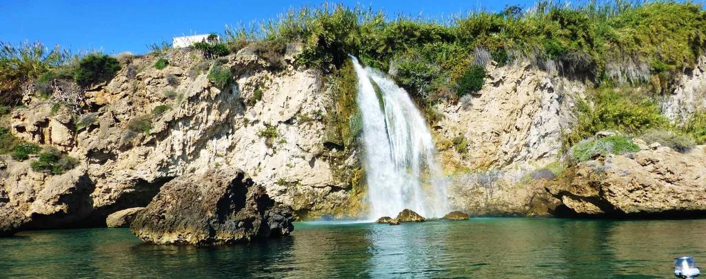 Miet dir ein Boot in Málaga. Entdecke die Wasserfälle von Maro und die Klippen.