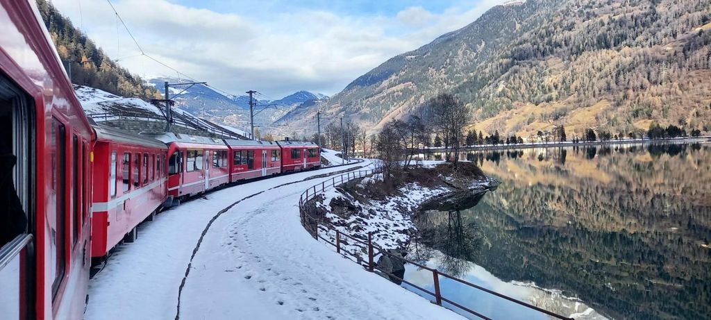 Von Mailand: Bernina-Express, Schweizer Alpen & St. Moritz Tagestour