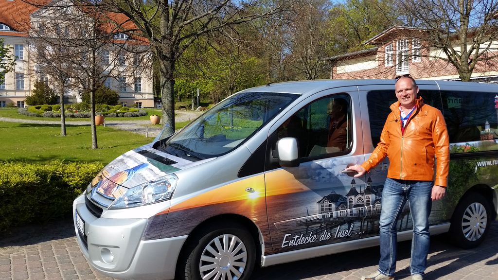 Reiseleiter Sven Vogel mit seinem Kleinbus