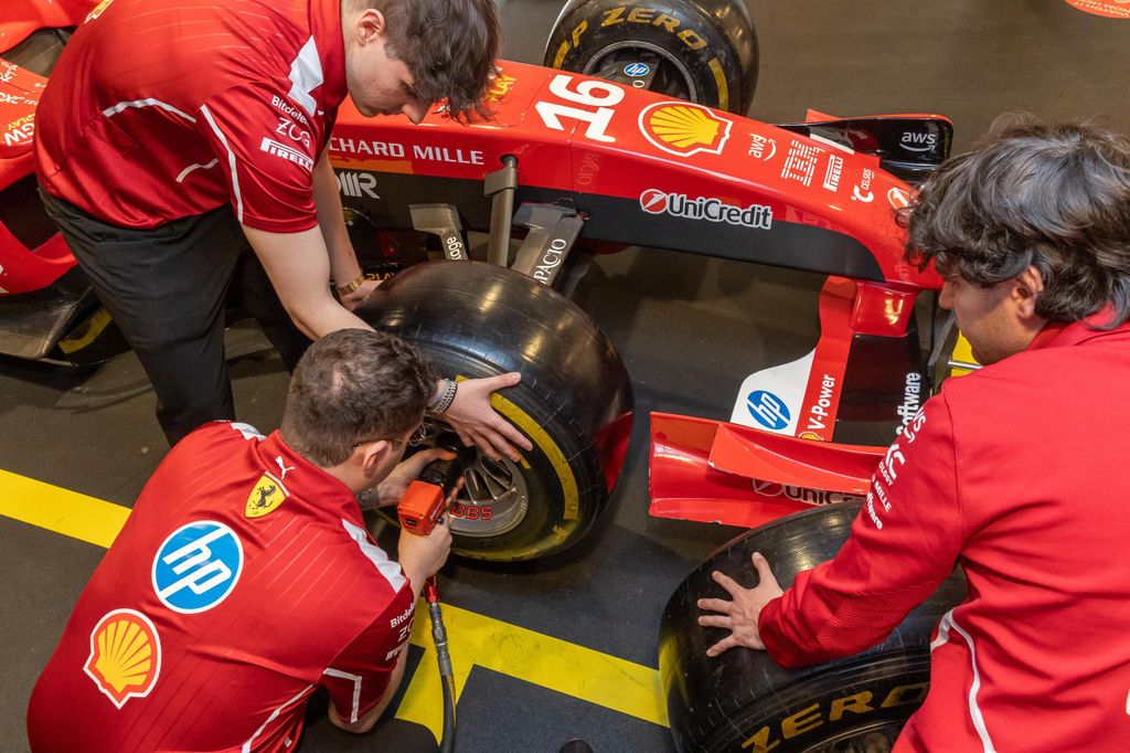 Maranello: Ferrari-Museum mit Boxenstopp-Erlebnis und Erinnerungsfoto