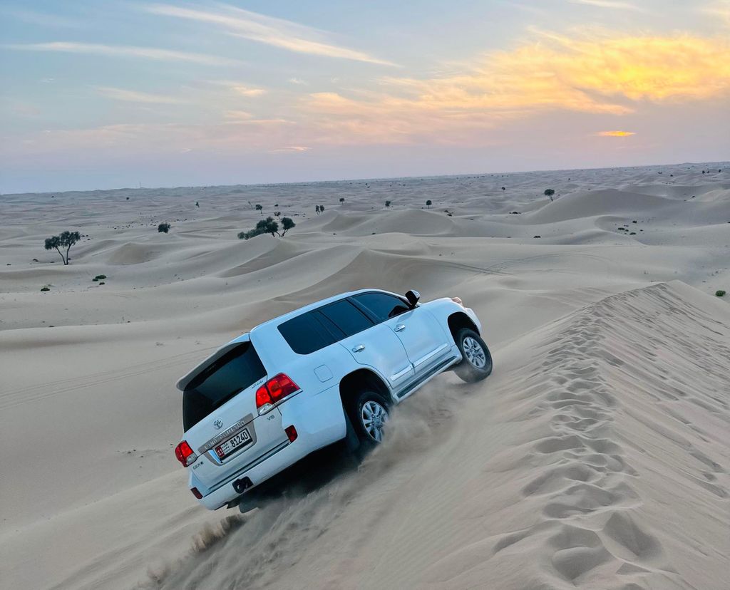 Abu Dhabi: Magische Wüstentour im Geländewagen mit Barbecue & Sandboarding
