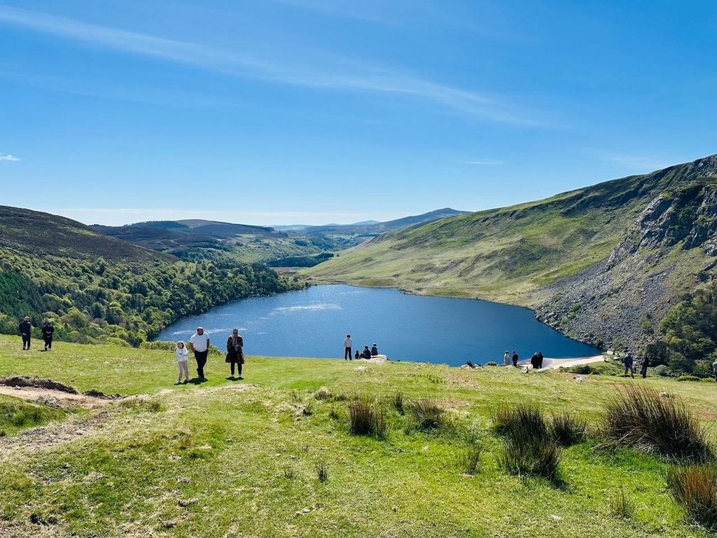 Dublin: Wilde Wicklow Shore Tour – Glendalough & Guinness Lake