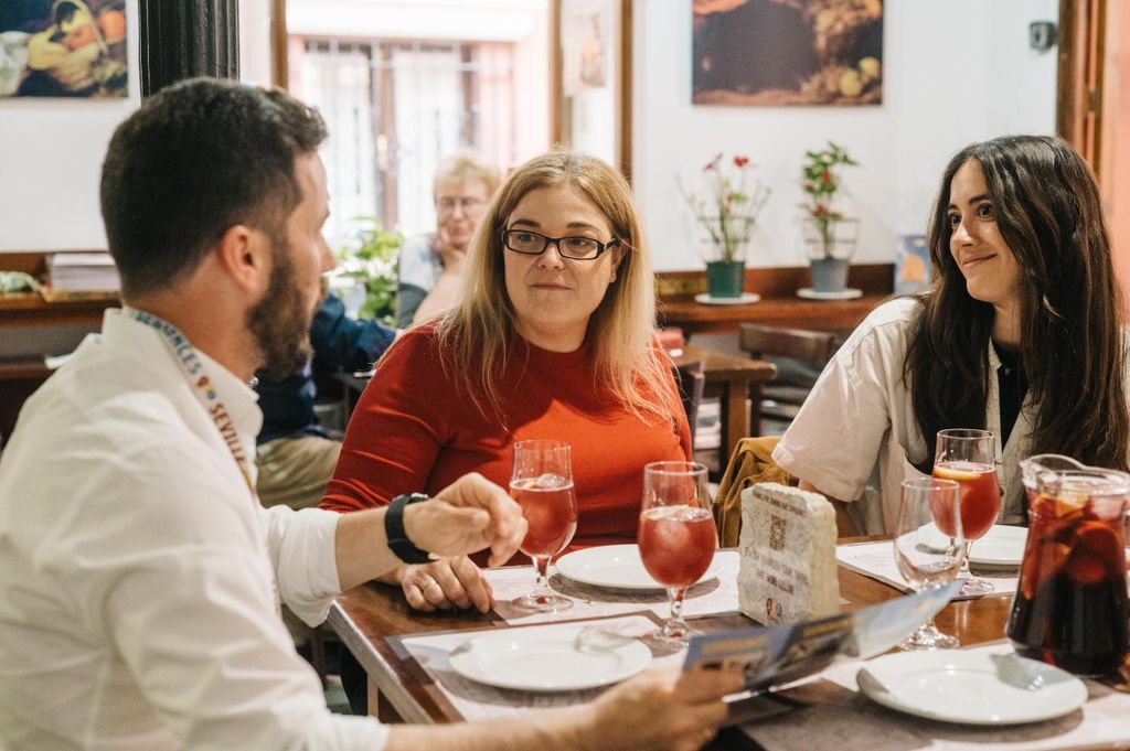 Sevilla: Kleingruppen-Tour durch das jüdische Viertel mit Tapas und Getränken