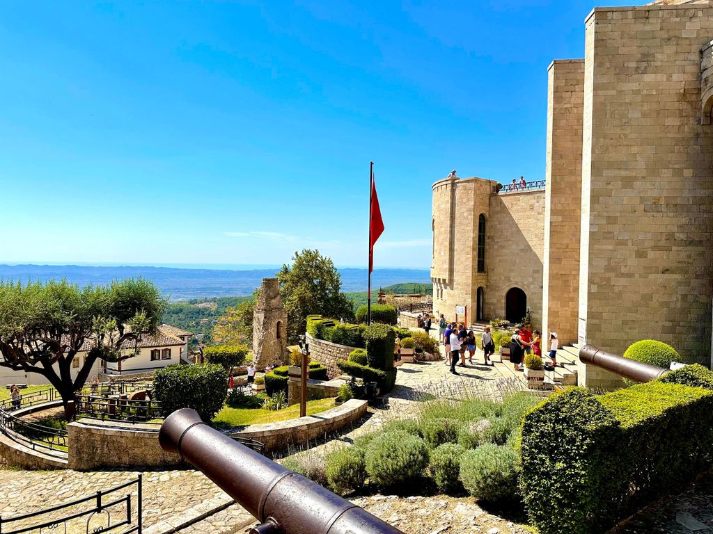 Von Tirana nach Kruja: Auf den Spuren von Skanderbeg