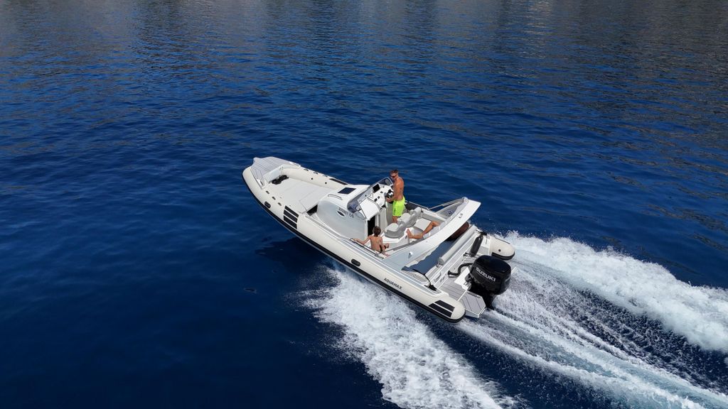 Omiš: Private Bootstour zu den Inseln Brač und Hvar mit Skipper