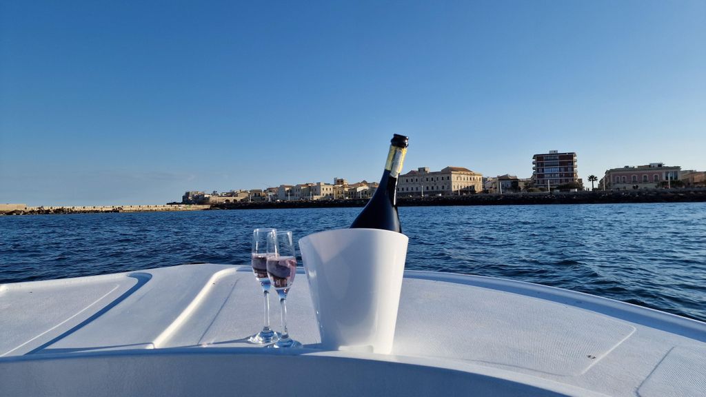 Siracusa: Ortigia & Meereshöhlen Bootstour mit Sonnenuntergang Aperitif