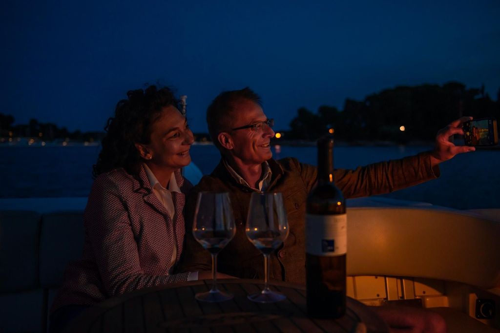 Rovinj: Private Luxus-Bootstour durch die Altstadt bei Nacht mit Wein