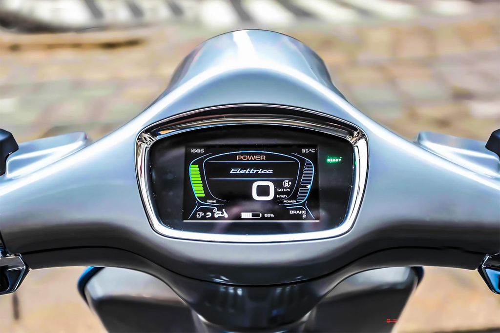 LANGHE: Vespa-Tour mit einer köstlichen Barolo-Weinprobe