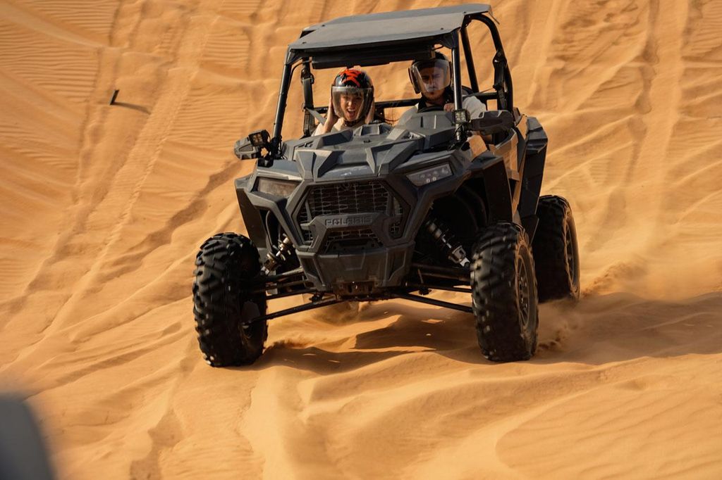 Dubai: Buggy Dune Bashing, Sand Boarding, Kamelritt & Show