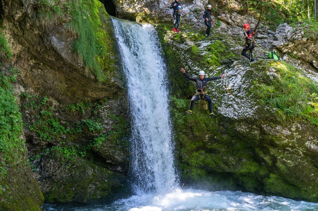 Bled: Geführte Canyoning Tour mit Transport
