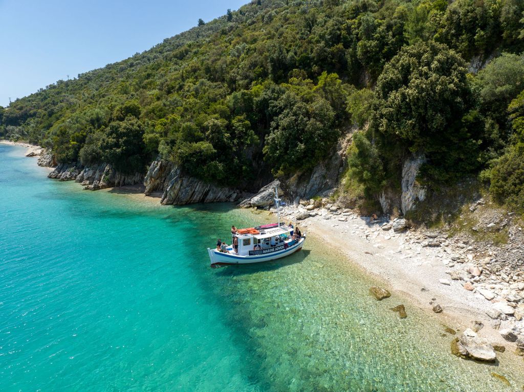 Ab Nidri: Kreuzfahrt durch die Meereswelt mit Mittagessen und Badestopps