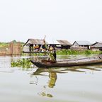 Mädchen im Kanu auf dem Tonle Sap