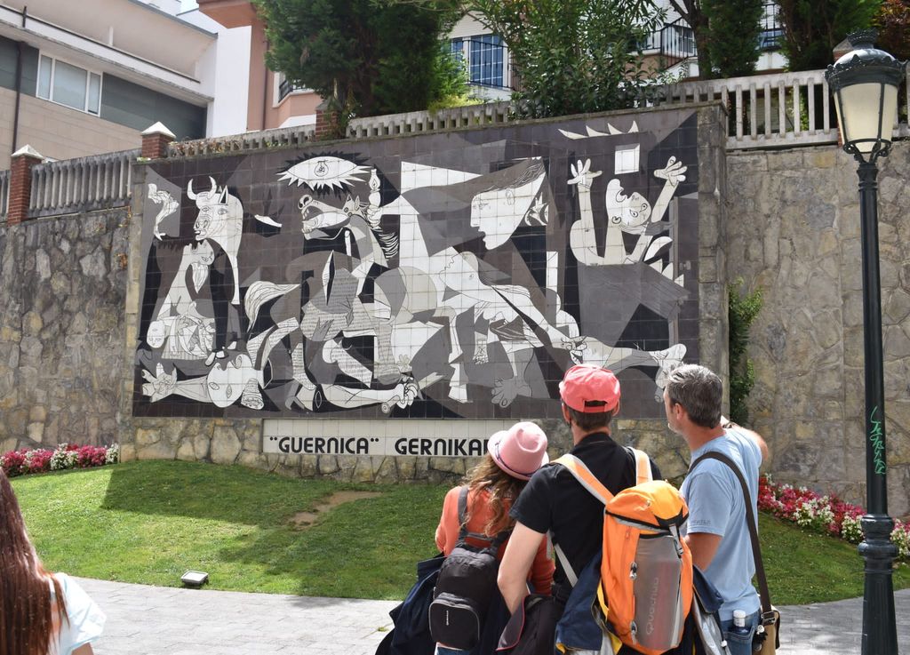 Gernika Rundgang: Krieg und Frieden