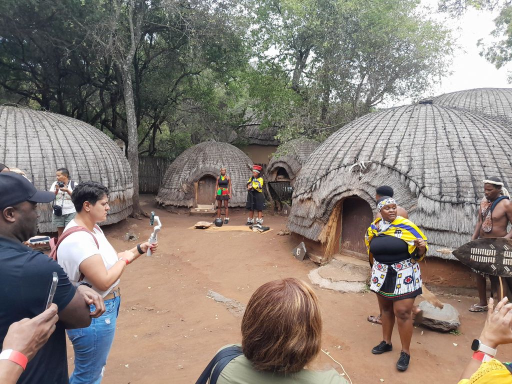 Ganztägige Tour zu den Sterkfontein-Höhlen, Maropeng und dem Lesedi-Dorf
