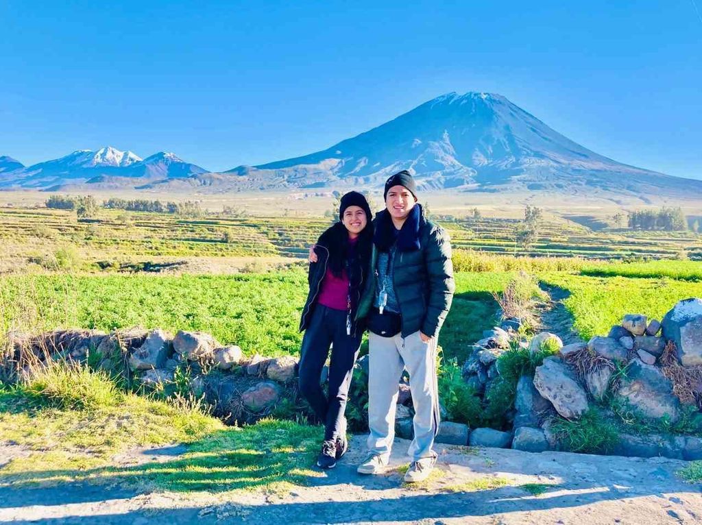 Lagune und Salar de Salinas mit Panoramablick auf die Vulkane Misti und Chachani.