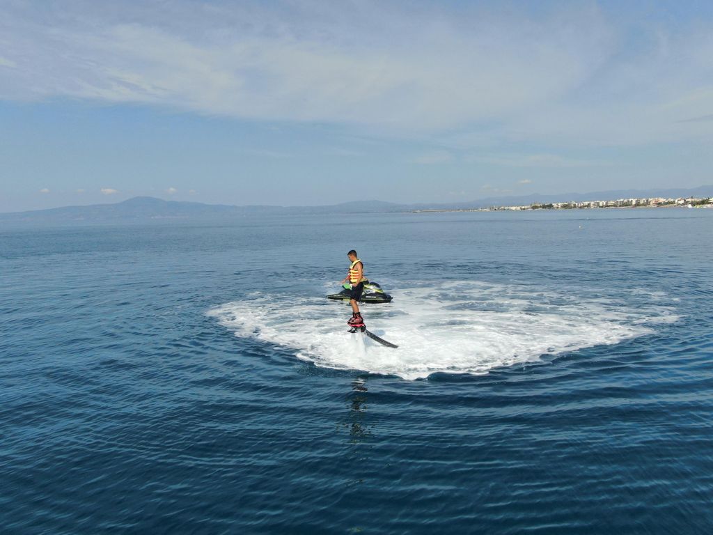 Kalamata: Flyboard-Erlebnis mit Reisebus und Ausrüstung