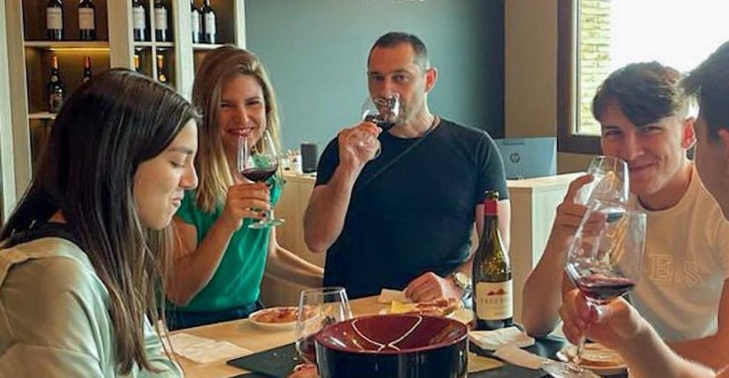 Besuch eines Weinkellers, eines Weinmuseums und eines traditionellen Essens.