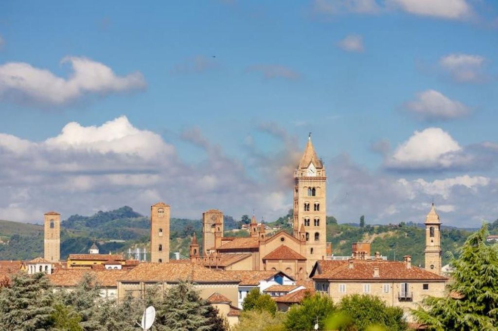 Alba: E-Bike Tour mit Weinverkostung im Keller