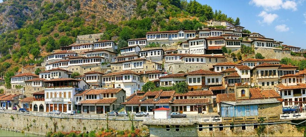 Von Durres/Golem: Berat & Belshi-See, Führung