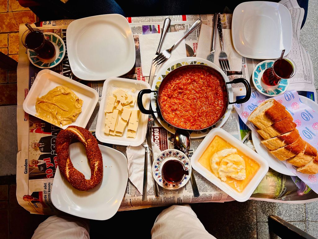 Istanbul: Geführte Food Tour mit Fährfahrt und Verkostungen