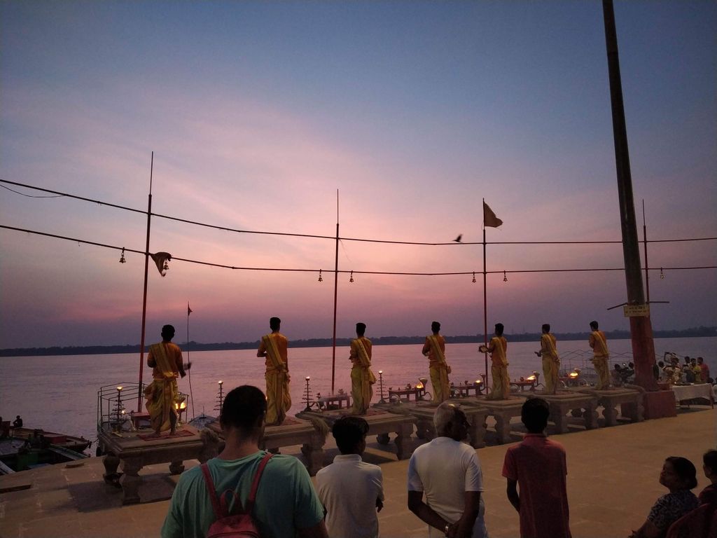 Gebet, Rituale, Einäscherung und Bootsfahrt