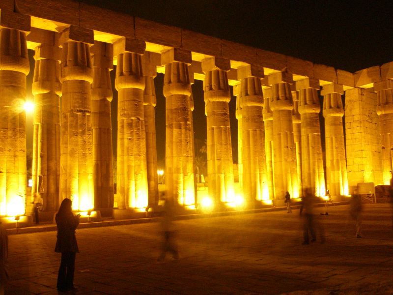 Luxor-Tempel bei nächtlicher Beleuchtung