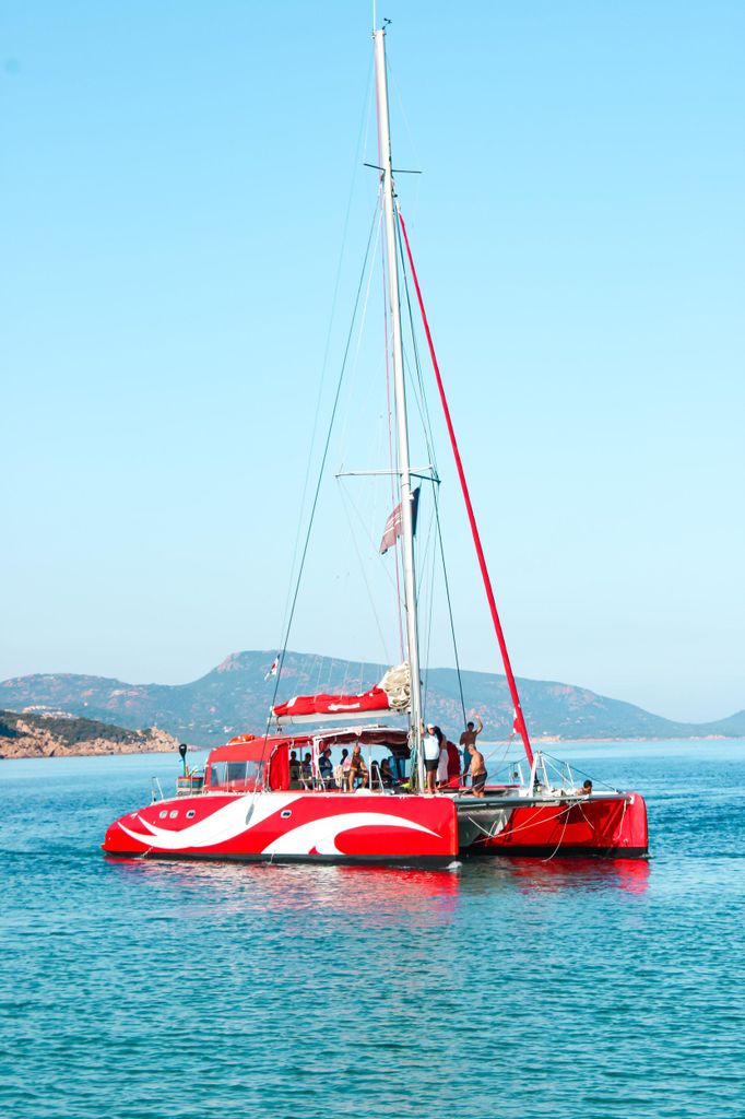 Kreuzfahrt auf einem Maxi-Katamaran mit Segeln