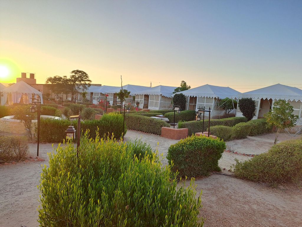 Ruhiges und friedliches Wüstenerlebnis im Luxus-Wüstencamp