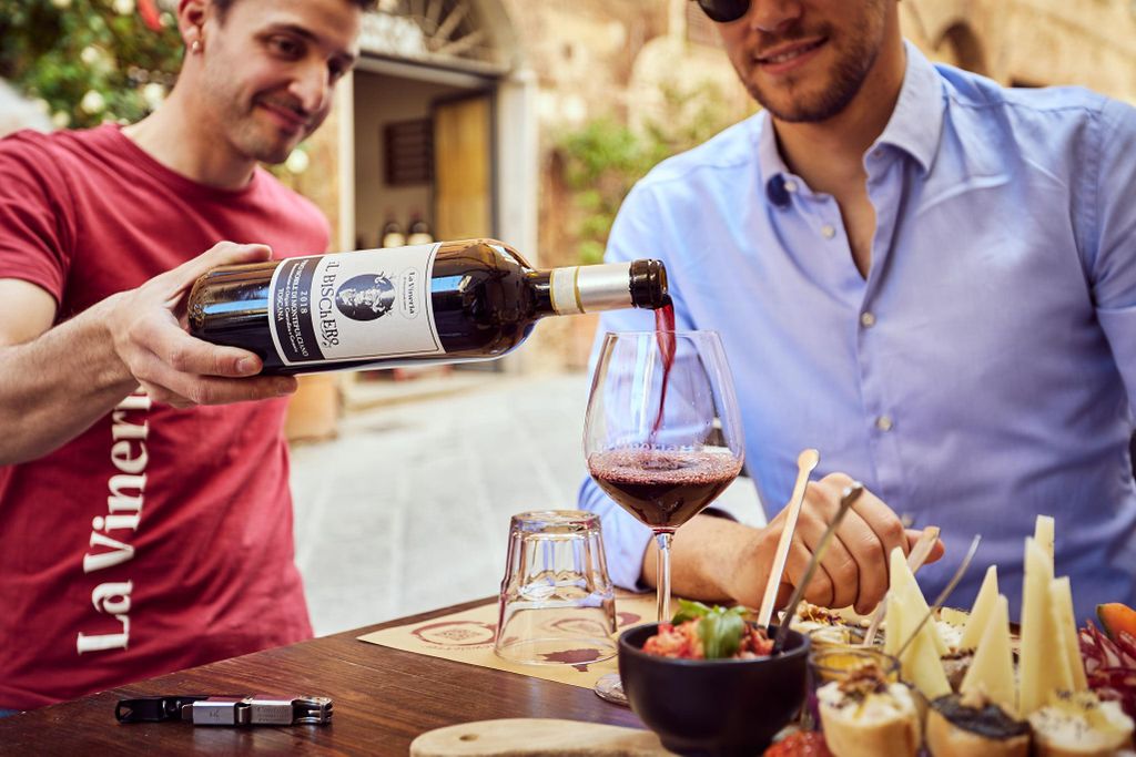 Cortona: Verkoste 3 toskanische Weine mit typischer Platte