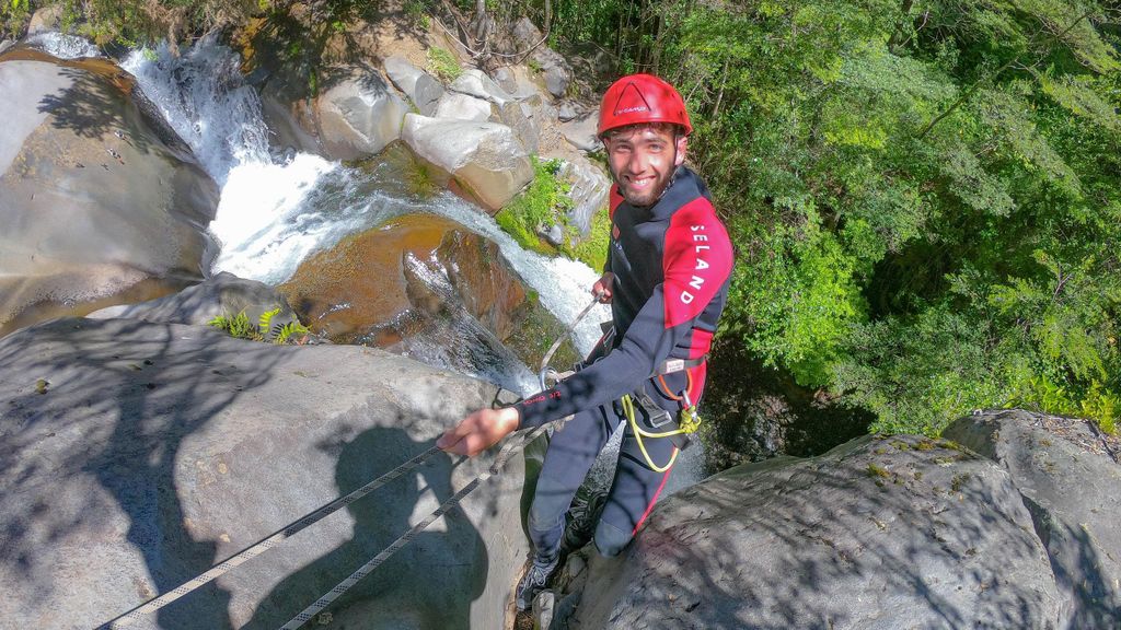 Pucón: Canyoning auf dem Correntoso-Fluss mit erfahrenen Guides