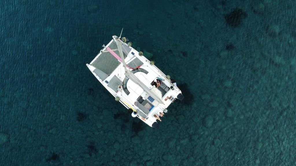 Santorini:Katamaran: private Kreuzfahrt mit Essen & Getränken