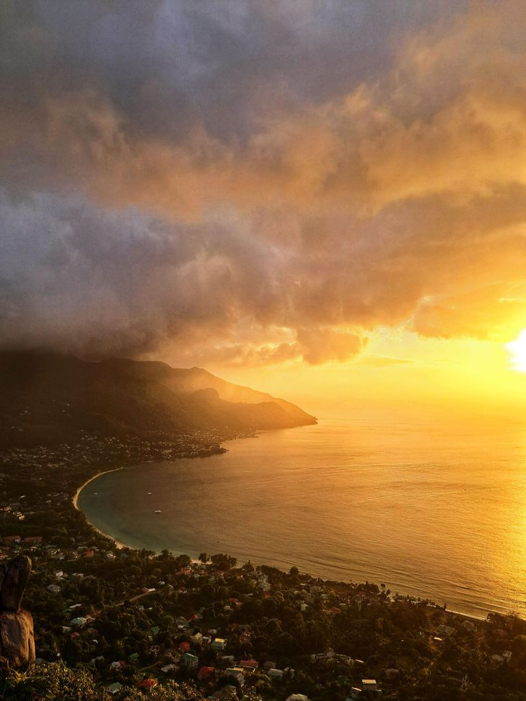 Entdecker bei Sonnenuntergang! Landschaftliche Bergwanderung auf den Seychellen
