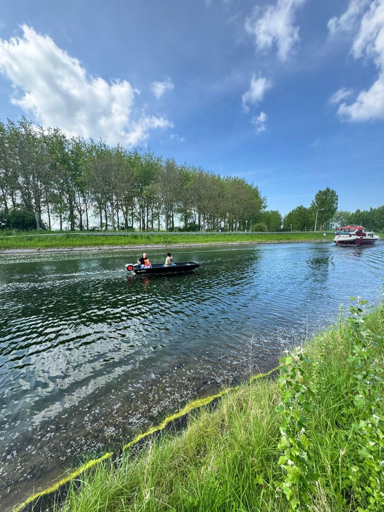 Selbstgeführter Elektrobootverleih