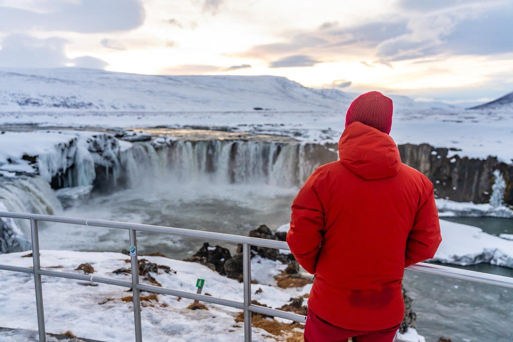 Ab Akureyri: Wintertour zum Wasserfall Goðafoss
