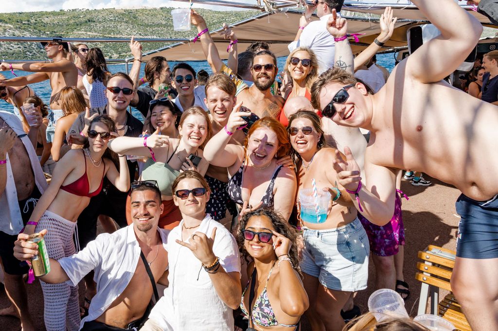 Unsere Bootsparty in Split an der Blauen Lagune – DJs, Shots, Schwimmen & Afterparty