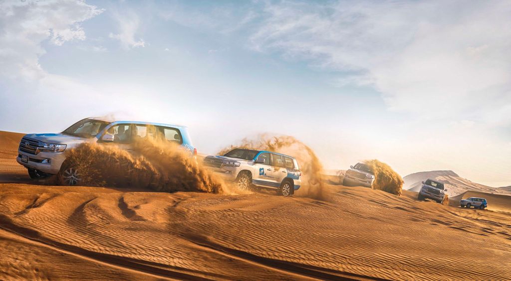 Abu Dhabi: Wüstensafari mit BBQ, Kamelritt und Sandboarding