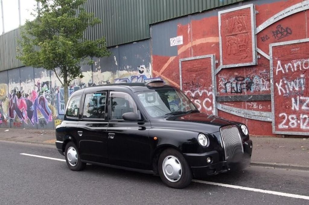 Belfast: Private Tour zu politischen Wandgemälden im schwarzen Taxi