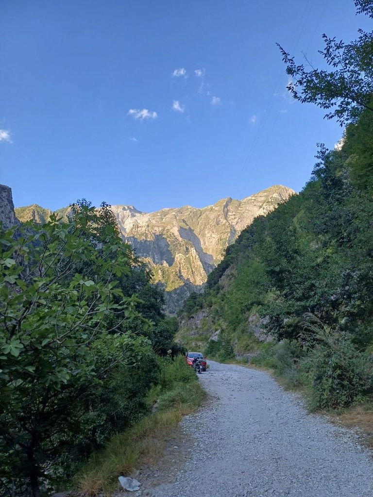 Forte dei Marmi: die Filanda am Fuße der Apuanischen Alpen