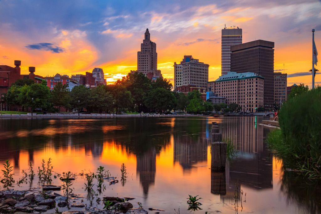 Flussfahrten in der Abenddämmerung in Providence
