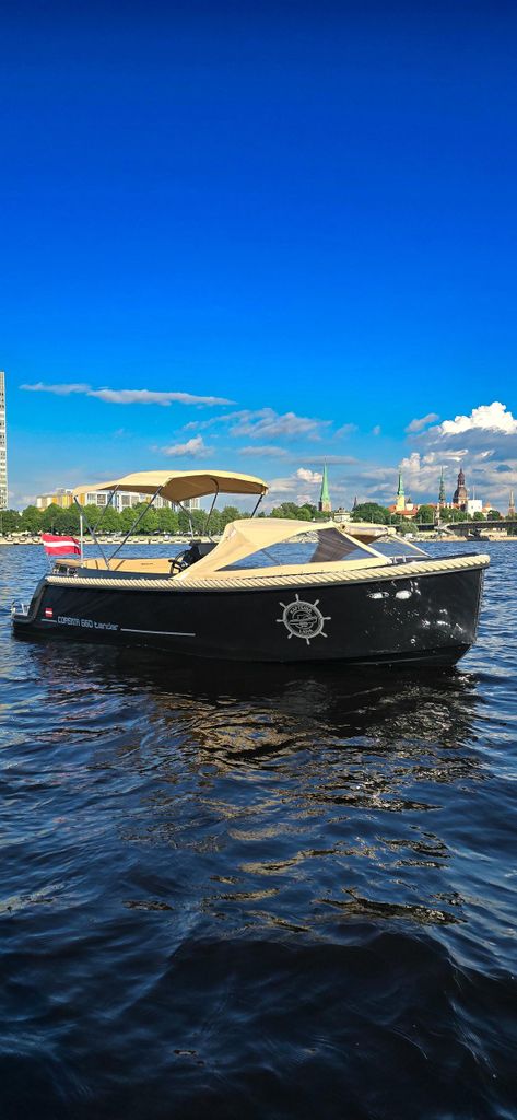 Riga: Private Tour – Stadtpanorama mit Premium-Boot