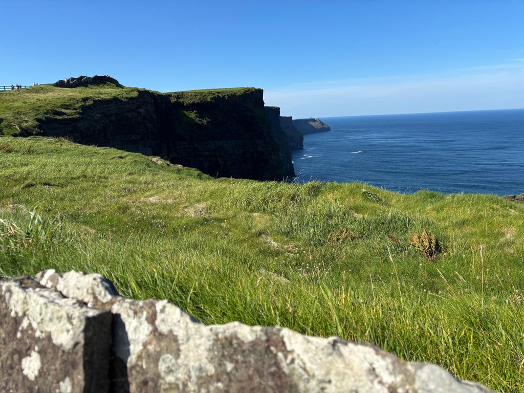 Von Dublin: Tagestour zu den Cliffs of Moher und Burren