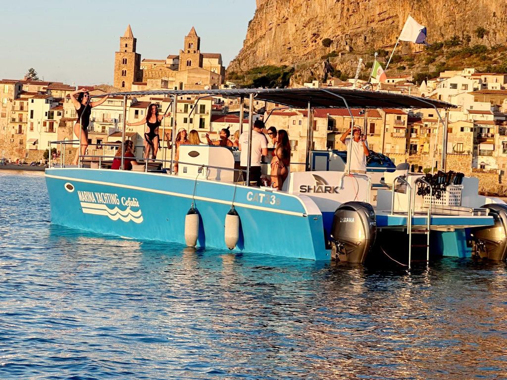 Cefalù: Katamaran-Tour von Küste zu Küste
